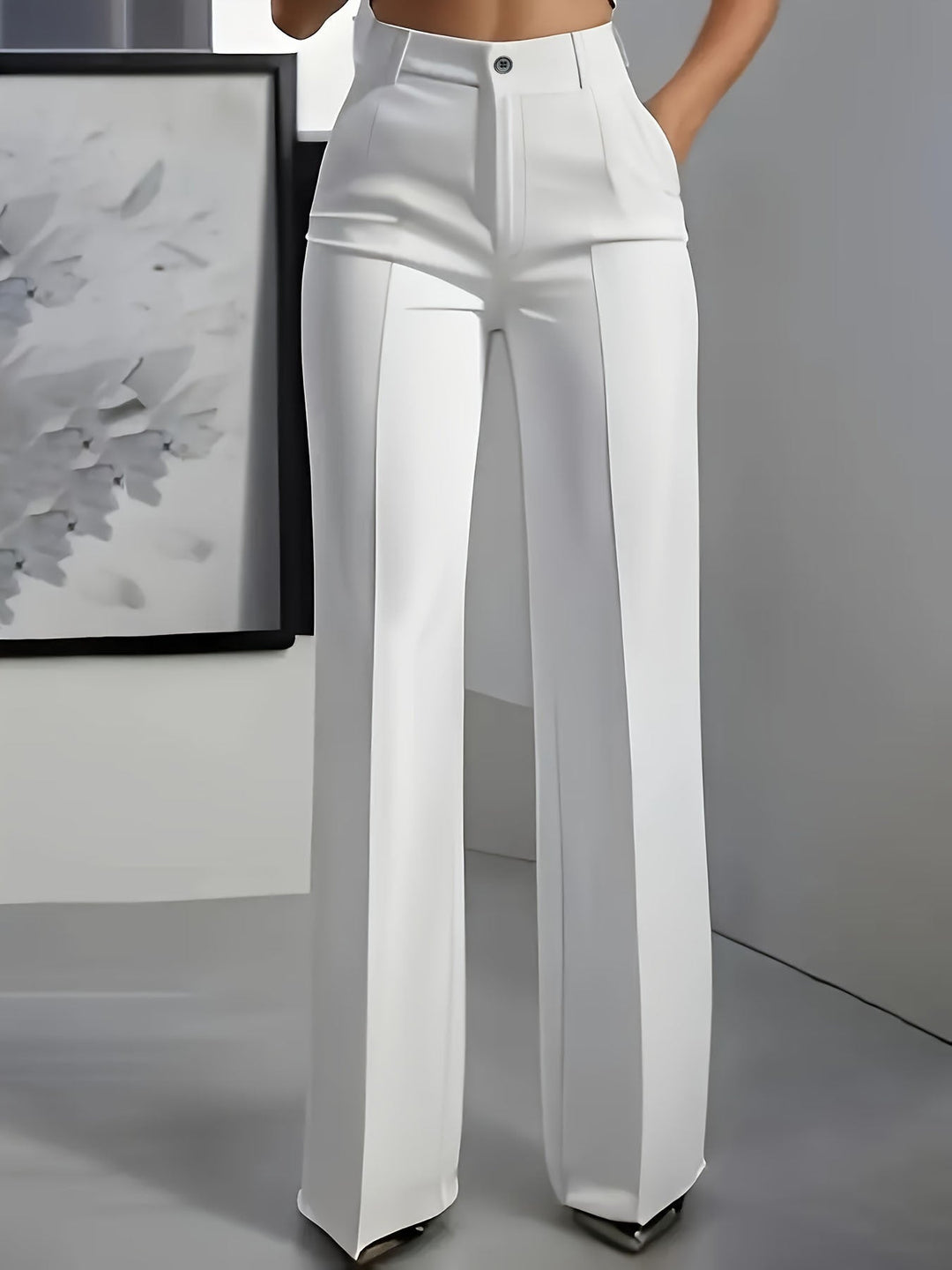 Weiße Hose mit hohem Bund und weitem Bein, Vorderansicht am Model mit Hand in der Tasche 2