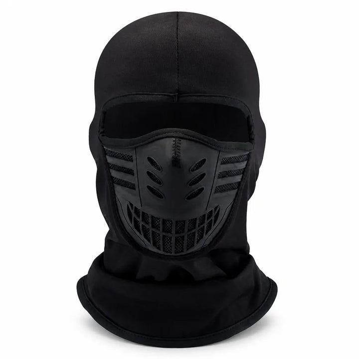 Komplett schwarze Sturmhaube frontal mit Mundeinsatz aus Kunststoff, Lüftungsschlitzen und Netzeinsätzen vor weißem Hintergrund. 7