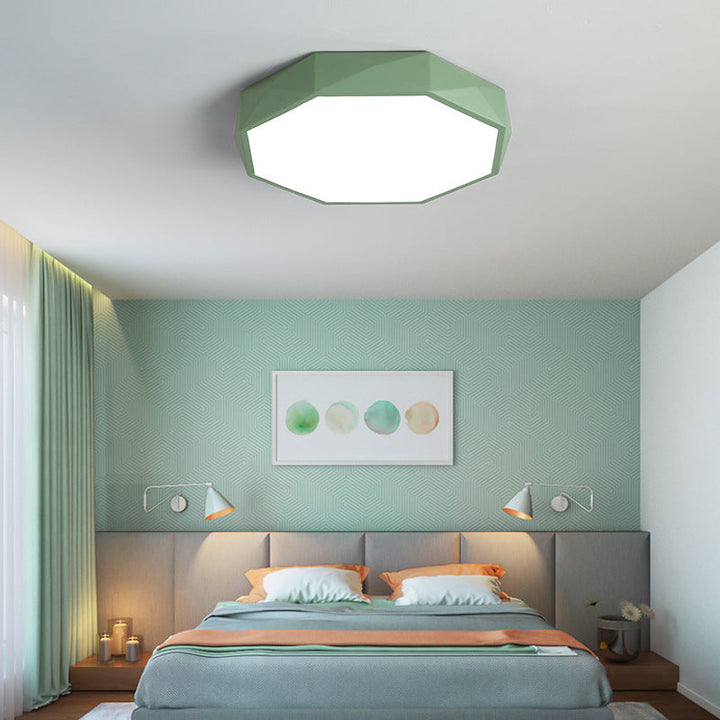 Grüne Deckenleuchte über einem Bett in einem Schlafzimmer mit grüner Tapete 20