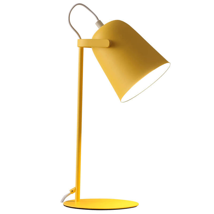 Freisteller der gelben Tischlampe vor weißem Hintergrund mit schlankem Standrohr, rundem Fuß und neigbarem Eimerschirm. 6
