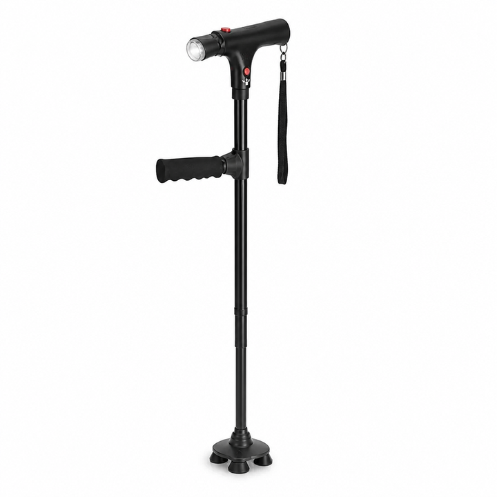 Schwarzer Gehstock mit LED-Lampe, rotem Alarmknopf, Handschlaufe, Zusatzgriff und vierfüßiger Basis, freigestellt vor weißem Hintergrund. 1