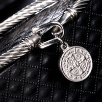 Pulsera colgante de San Benito – Benedetta