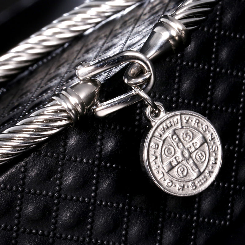 Pulsera colgante de San Benito – Benedetta