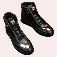 Schwarze High-Top-Sneaker mit goldener Verzierung, Reißverschluss, Herrenmode, stylisch.