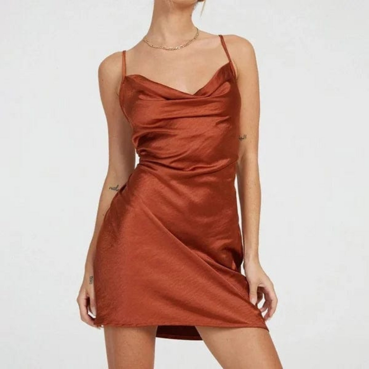 Luftige Sommer-Trägerkleid mit Satinschnürung & Rüschenkragen – Joline | 1 kaufen, 1 gratis