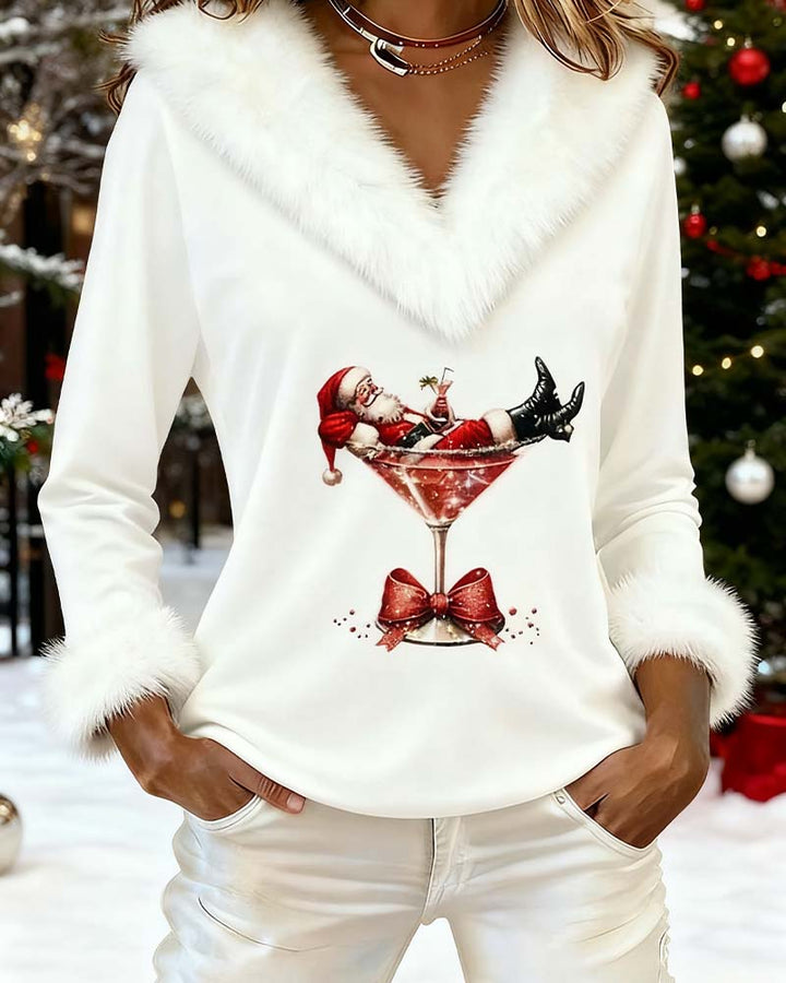 Weißes Oberteil mit Fellkragen und Fellbündchen, getragen vor festlich geschmücktem Weihnachtsbaum im verschneiten 6