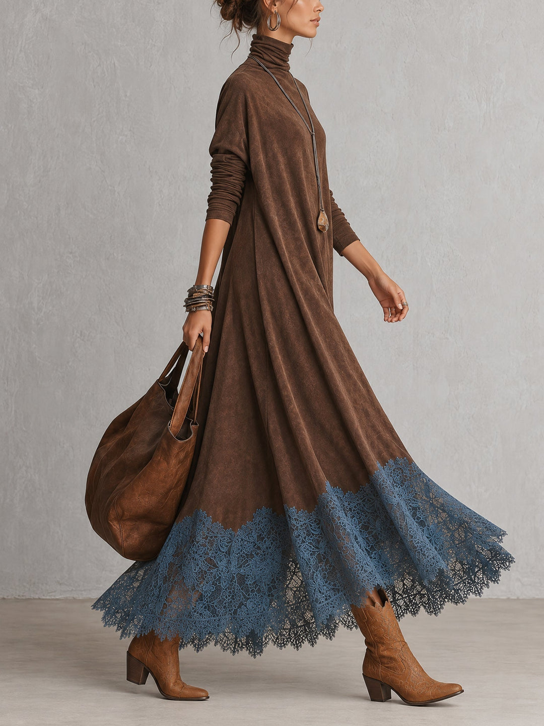 Seitenansicht der gehenden Frau im braunen Kleid mit schwingendem blauem Spitzensaum 4
