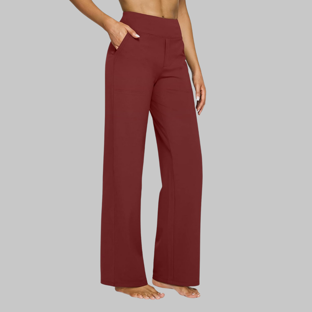 Seitenansicht der Hose in dunklem Rot, getragen von einem Model barfuß mit Hand in der Tasche. 11