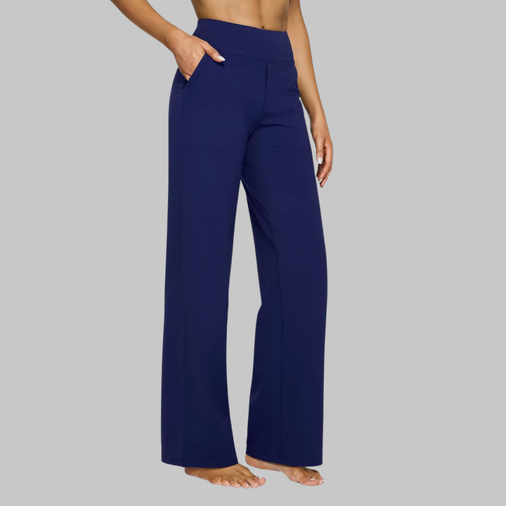 Seitenansicht der Hose in Marineblau, getragen von einem Model barfuß mit Hand in der Seitentasche. 12