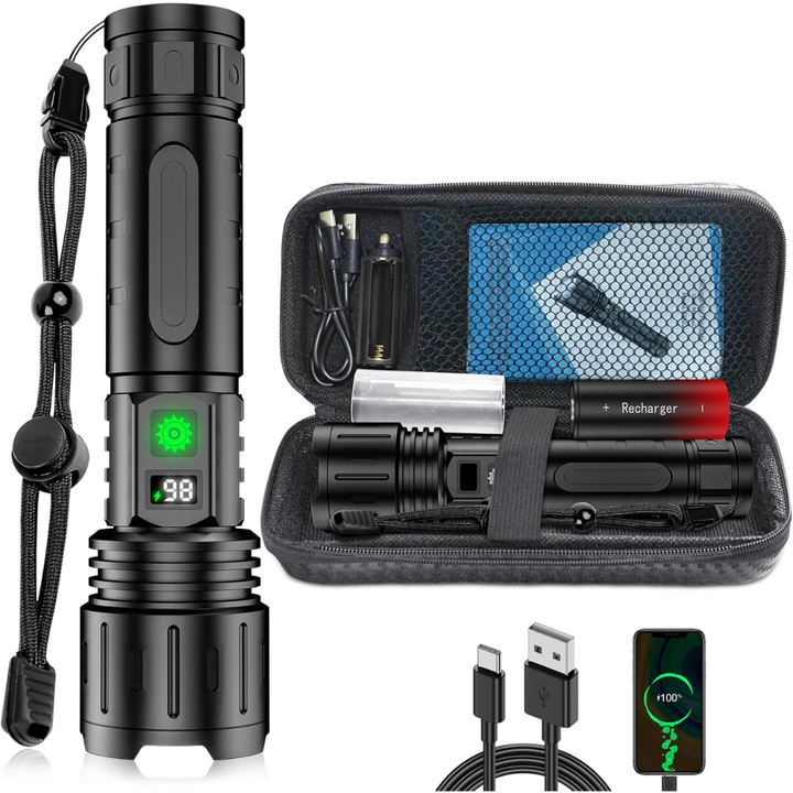 Taschenlampe neben geöffnetem Etui mit Akku, Ladekabel und Zubehör, darunter USB-C-Kabel und Smartphone beim Aufladen. 4