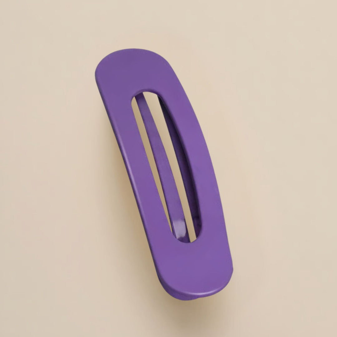 Violette matte Haarspange mit länglichem Ausschnitt, von oben auf beigem Hintergrund 11