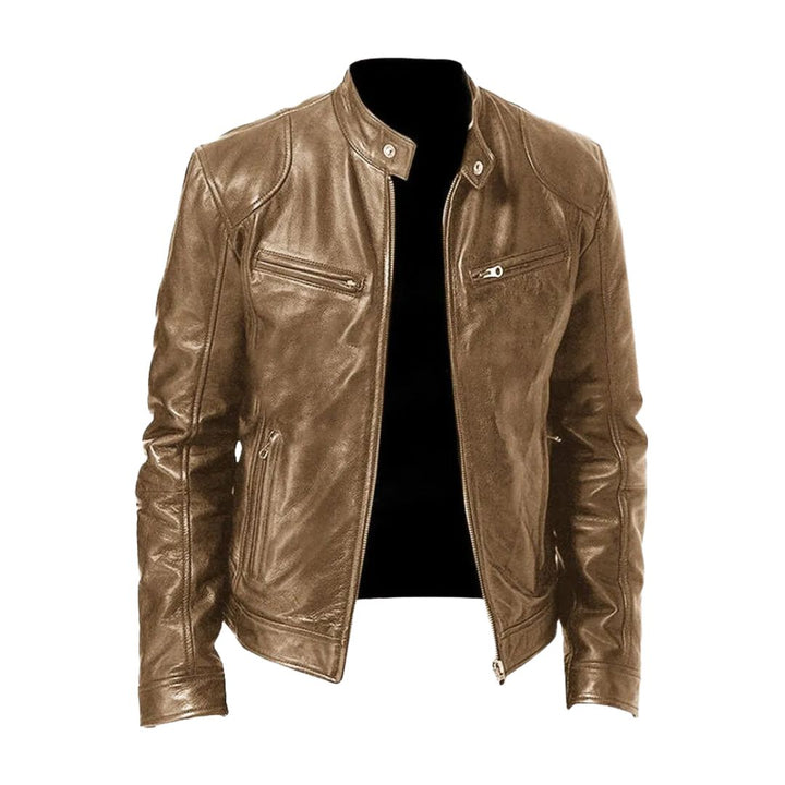 Offene Lederjacke in hellem Camelbraun mit glänzender Oberfläche, Stehkragen und Reißverschlusstaschen, frontal abgebildet. 3