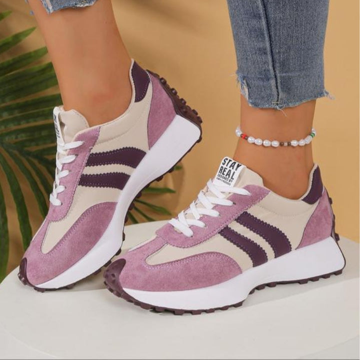 Rosa-beige Sneaker mit violetten Streifen und Plateausohle, getragen zu Jeans und Perlenfußkettchen 12