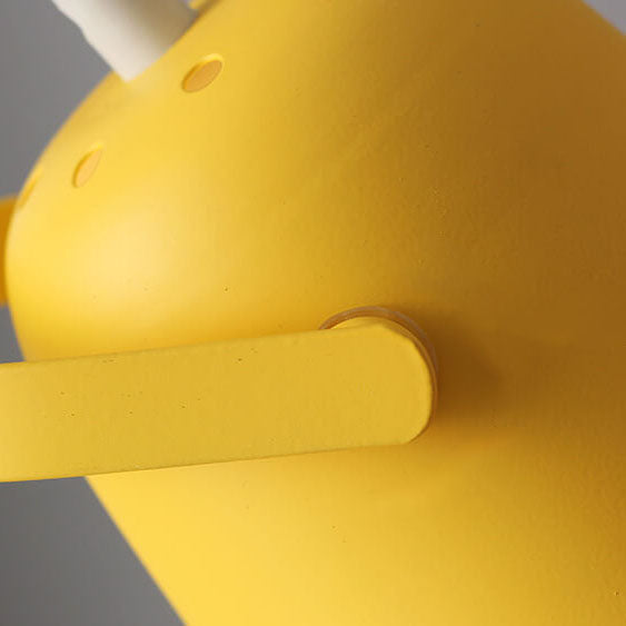 Detailaufnahme des Schirm-Gelenks mit Haltearm an der gelben Lampe, im Schirm sind kleine runde Lüftungslöcher zu sehen. 3