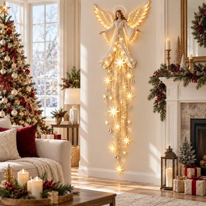 Der warmweiß leuchtende Engel hängt im Wohnzimmer zwischen geschmücktem Weihnachtsbaum und Kamin mit Tannengirlande, Kerzen und Geschenken. 3