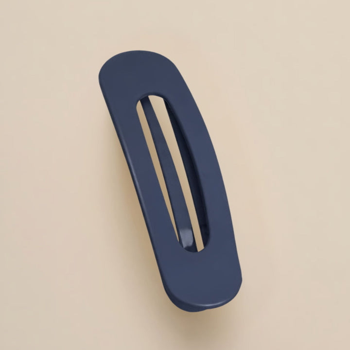 Matte Haarspange in dunklem Marineblau mit länglichem Ausschnitt, von oben auf beigem Hintergrund 15