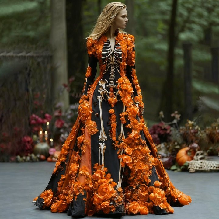 Model im schwarzen Maxikleid mit Skelettdruck und leuchtend orangefarbenen Rosenapplikationen, im herbstlichen Wald mit Kürbissen und Kerzen. 1