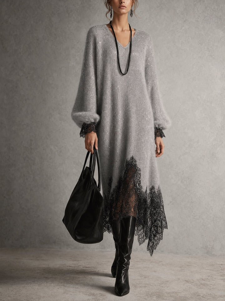 Model trägt das graue Strickkleid mit schwarzer Spitze am Saum, Lederstiefeln und schwarzer Tasche im Studio 1