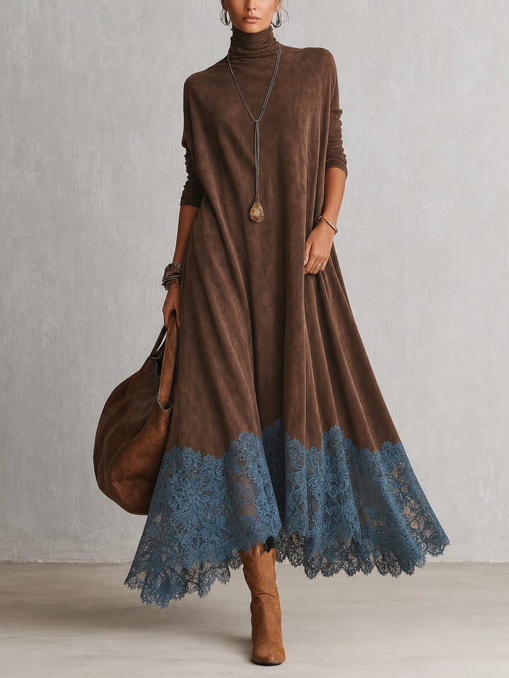 Frau trägt das braune Rollkragenkleid mit blauem Spitzensaum, dazu Lederhandtasche und Stiefel, Frontansicht 1