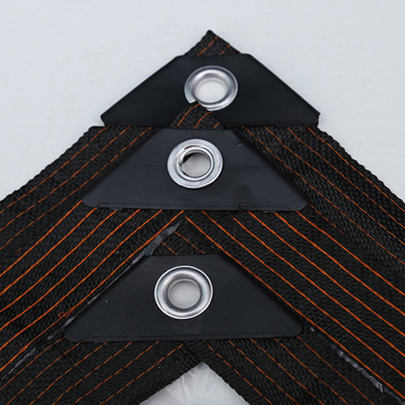 Detail einer Plane-Ecke mit drei Metallösen auf schwarzen Verstärkungen und schwarzem Gewebeband mit orangefarbenen Nähten. 5