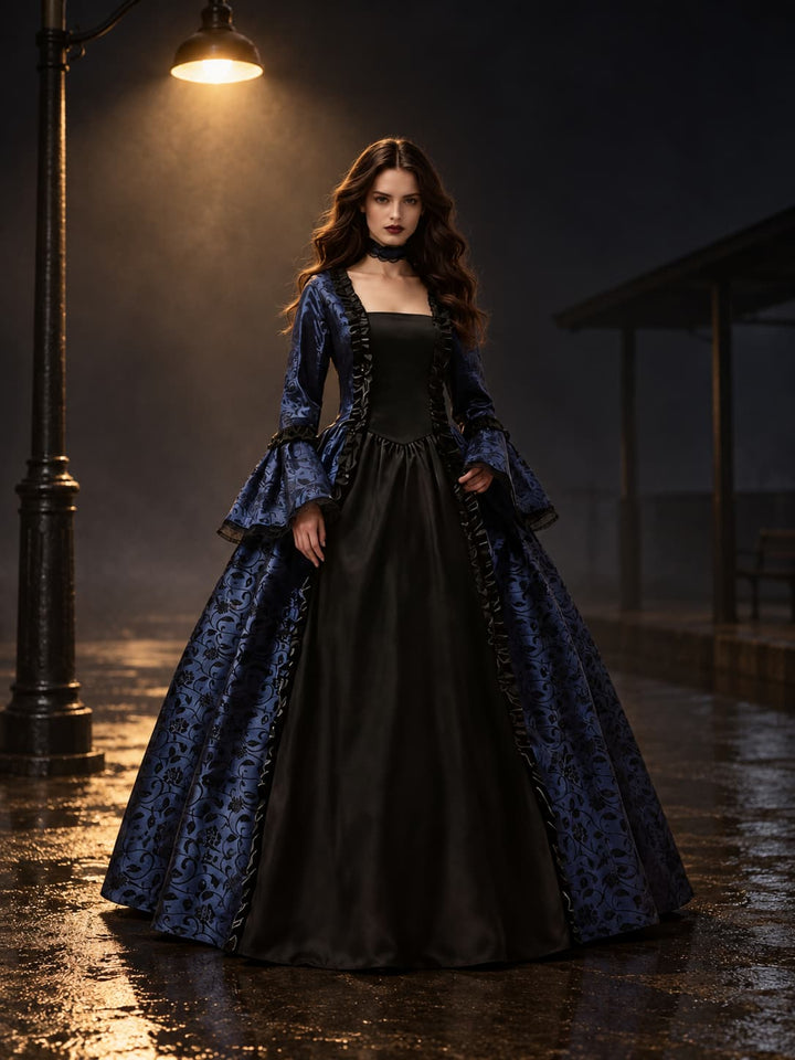 Model im blau-schwarzen Brokatkleid mit weiten Trompetenärmeln und Rüschen bei nächtlicher Szene unter einer Straßenlaterne auf nassem Boden. 1