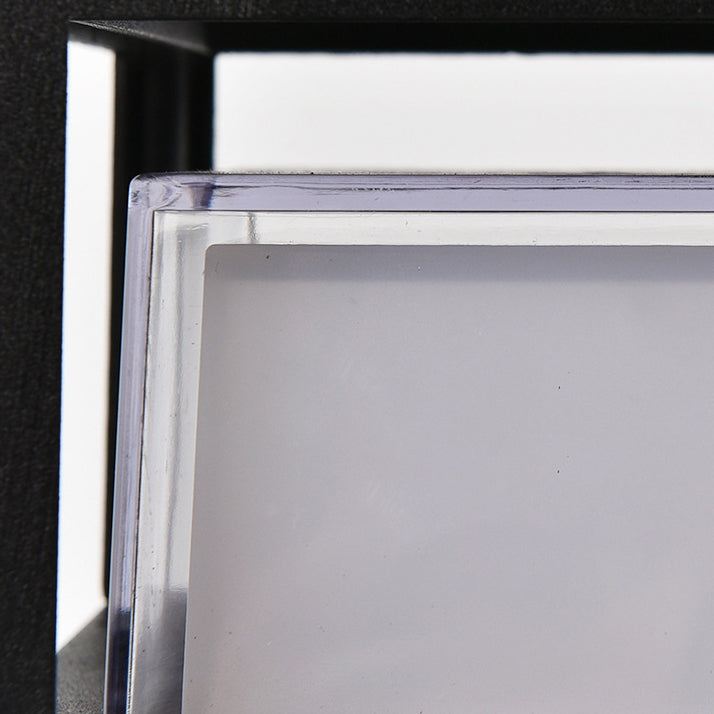 Detailaufnahme der durchsichtigen Kunststoffabdeckung mit mattweißem Diffusor, dahinter der schwarze Rahmen. 6
