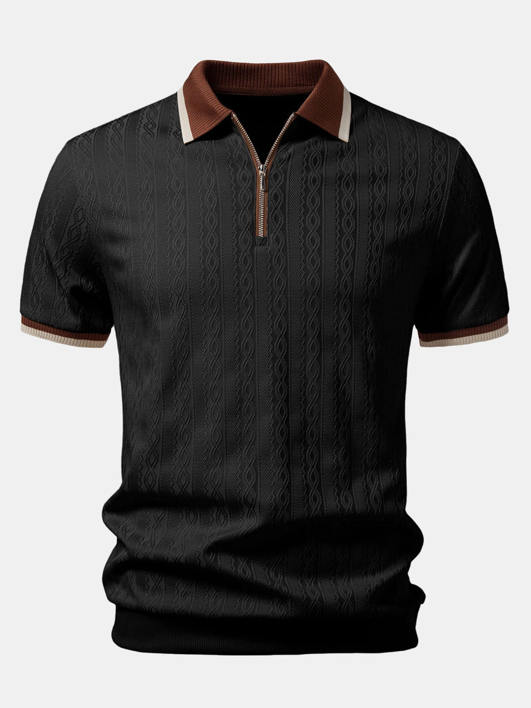 Vorderansicht des schwarzen Strickpoloshirts mit braun-beigem Kragen, Viertelreißverschluss und tonal strukturiertem Zopfmuster. 3