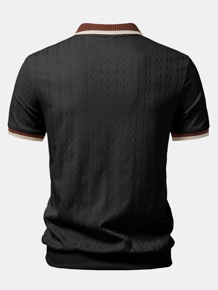 Rückansicht des schwarzen Strickpoloshirts mit strukturiertem Zopfmuster, gestreiften Ärmelbündchen und breitem gerippten Saum. 4
