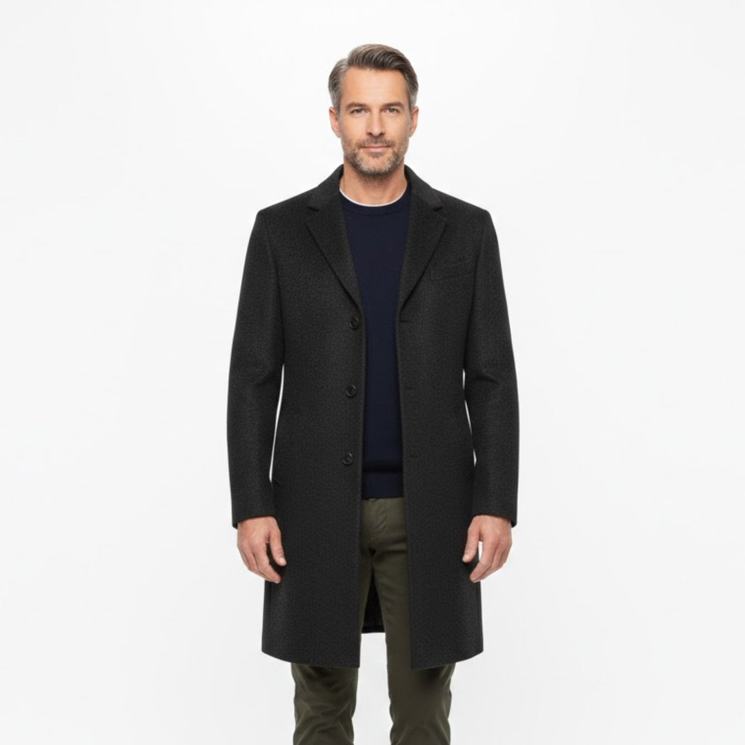 Model trägt den dunklen Mantel offen über dunkelblauem Pullover und olivgrüner Hose, Frontansicht 2