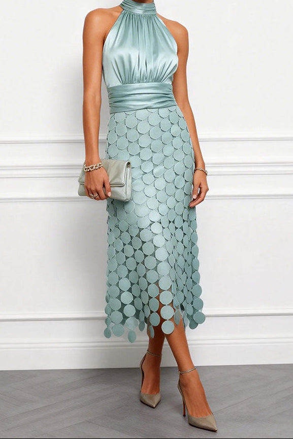 Dasselbe Neckholder-Kleid in mattem Mintgrün mit glänzendem Satinoberteil, Scheibenrock, heller Clutch und passenden Pumps. 2