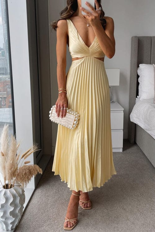 Elegant Pleated Dress with Figure-Flattering Fit – Emilie