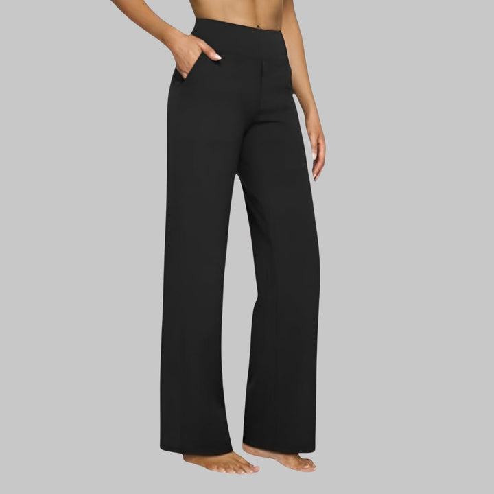 Seitenansicht der Hose in Schwarz, getragen von einem Model barfuß mit Hand in der Seitentasche. 9