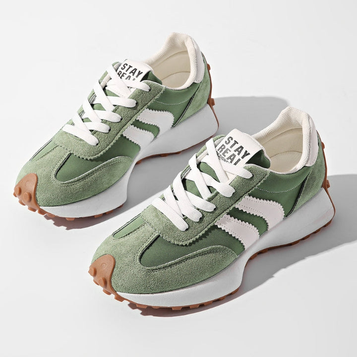 Zwei grüne Wildleder-Sneaker mit weißen Streifen und heller Plateausohle, von oben vor weißem Hintergrund 1