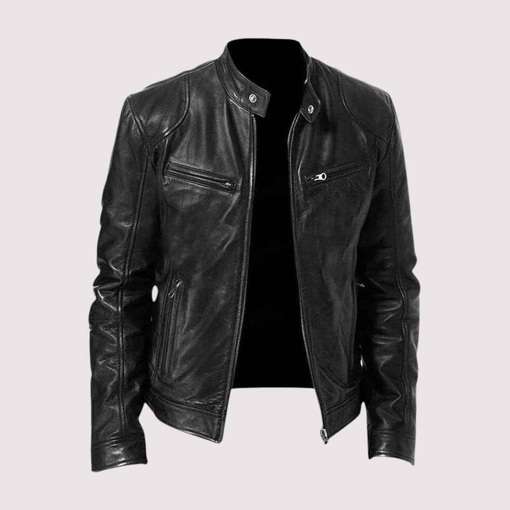 Schwarze Lederjacke mit Stehkragen und Reißverschlusstaschen, vorne leicht geöffnet, freigestellt 2
