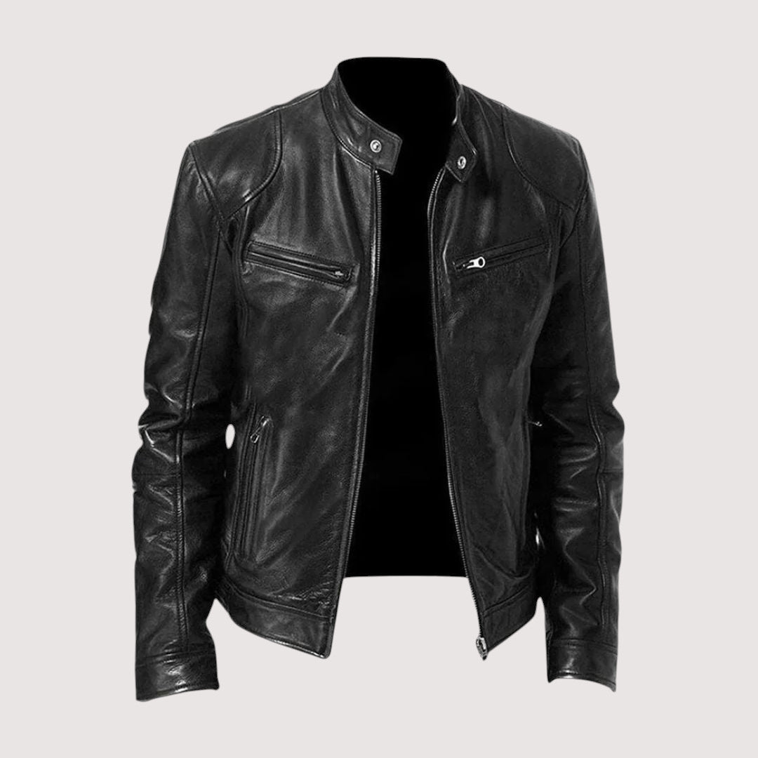 Schwarze Lederjacke mit Stehkragen und Reißverschlusstaschen, vorne leicht geöffnet, freigestellt 2