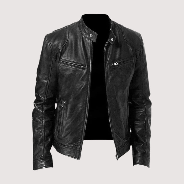 Schwarze Lederjacke mit Stehkragen und Reißverschlusstaschen, vorne leicht geöffnet, freigestellt 2