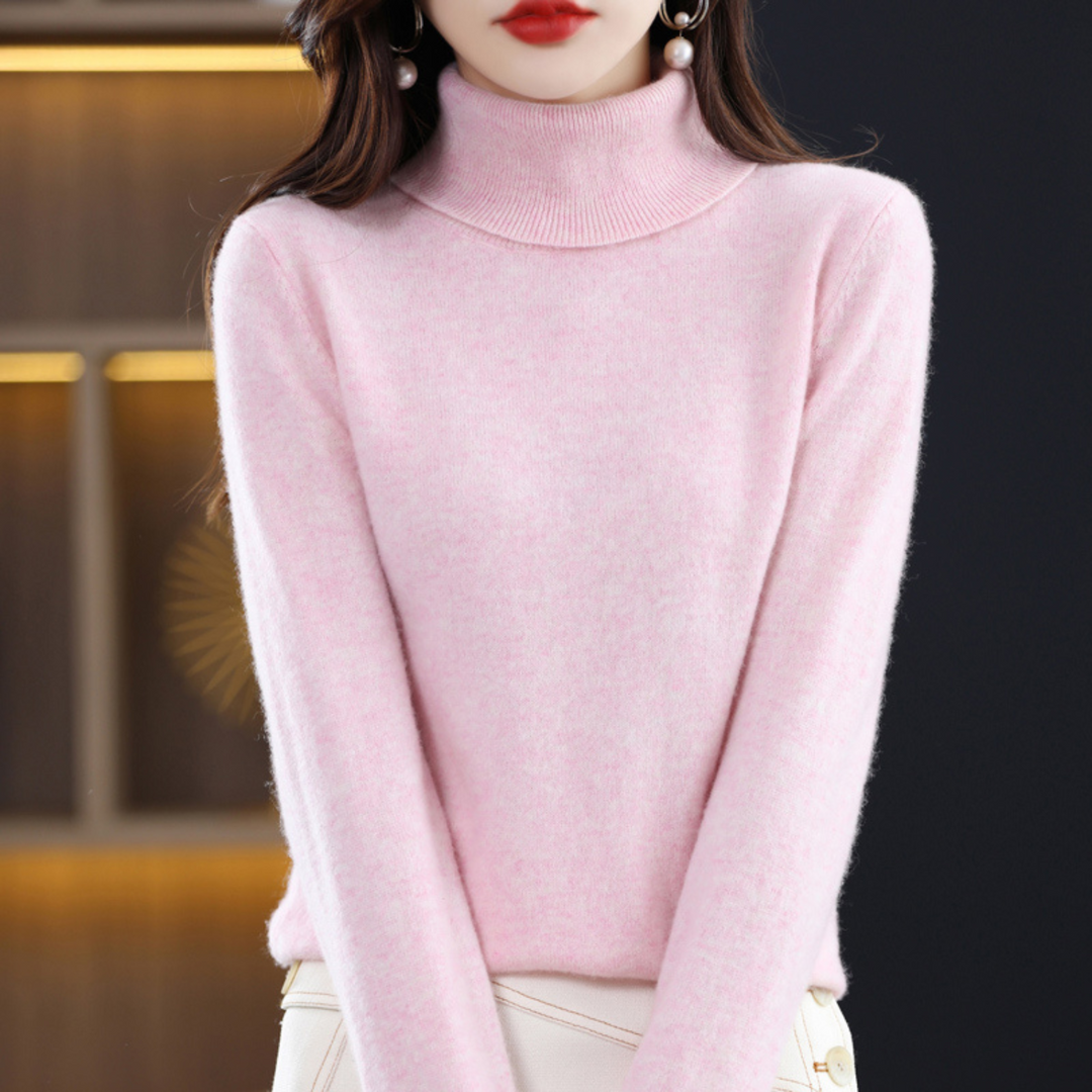 Zartrosa melierter Rollkragenpullover am Model in Frontansicht, kombiniert mit heller Hose oder Rock. 8