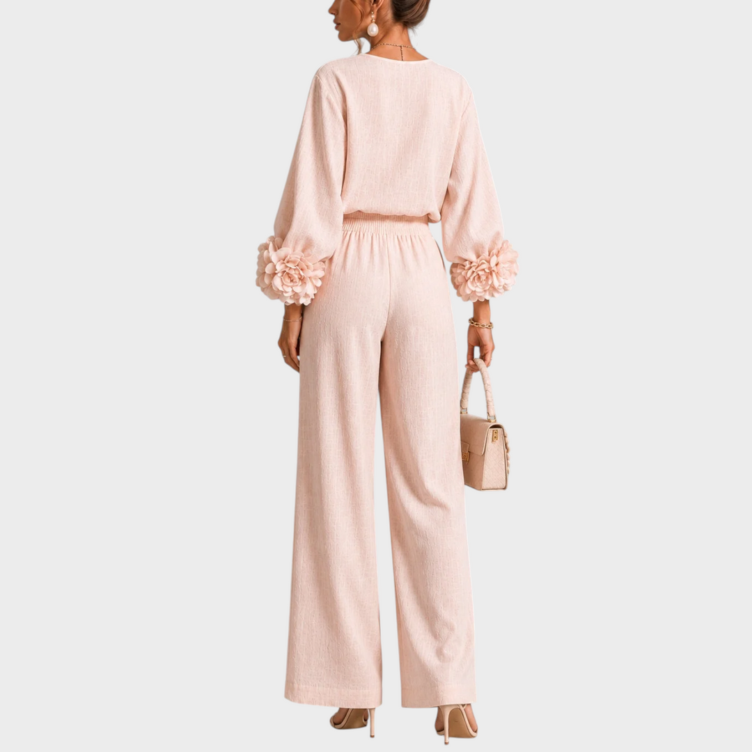 Rückansicht des Sets in Rosa an einem Model mit gesmoktem Bund und Blüten an beiden Ärmelenden 8