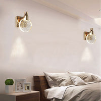 Moderne goldene Wandleuchte im Schlafzimmer, LED, Glasdesign, elegante Beleuchtung, Innenraum.