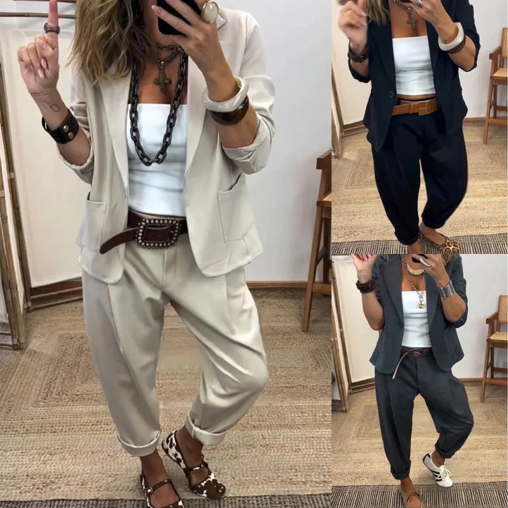 Collage mit dem Anzug-Set in drei Farben: großes Bild in Beige, kleinere Bilder in Schwarz und Anthrazit, jeweils mit weißem Top. 4