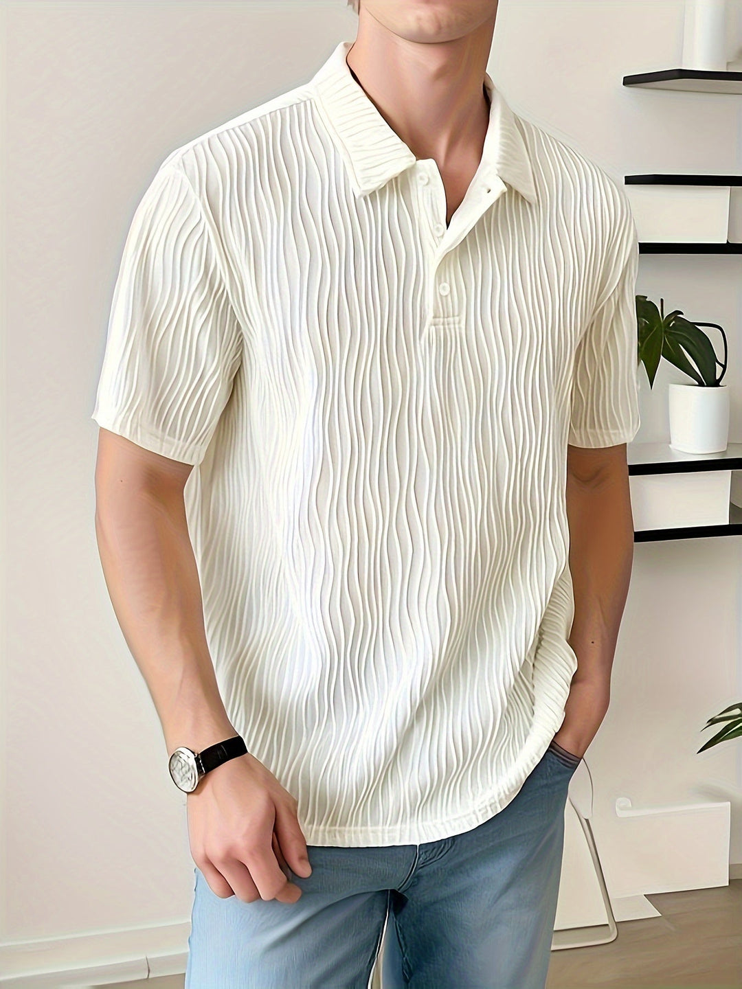 Mann trägt weißes, strukturiertes Poloshirt, kurzärmelig, modern, lässig, Herrenmode.