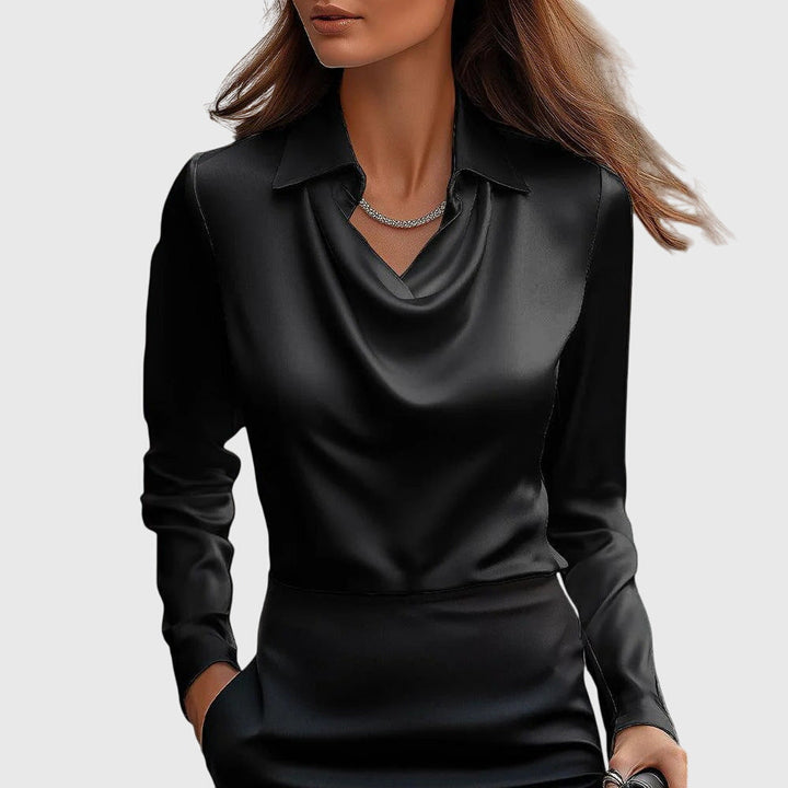 Die Satin-Bluse in tiefem Schwarz mit Kragen und Wasserfallausschnitt, am Model mit schwarzem Rock und schlichter Halskette. 3