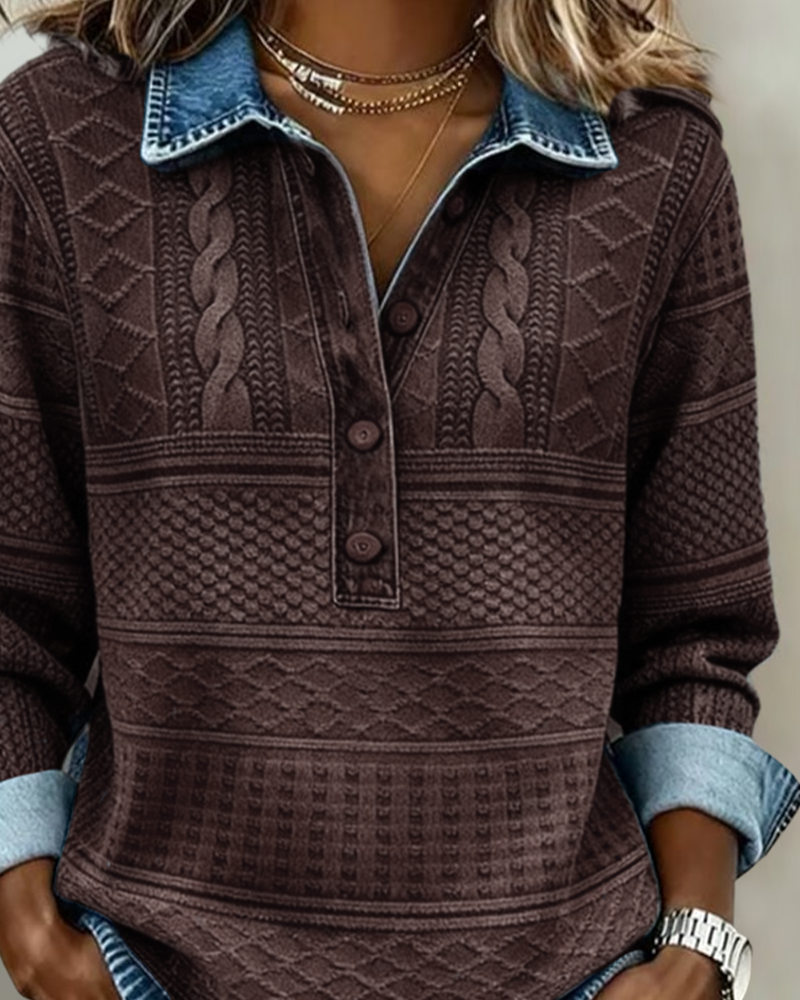 Nahaufnahme des braunen Sweatshirts mit Jeanskragen, drei Knöpfen und dem gemusterten Strickmix an Brust und Ärmeln. 4