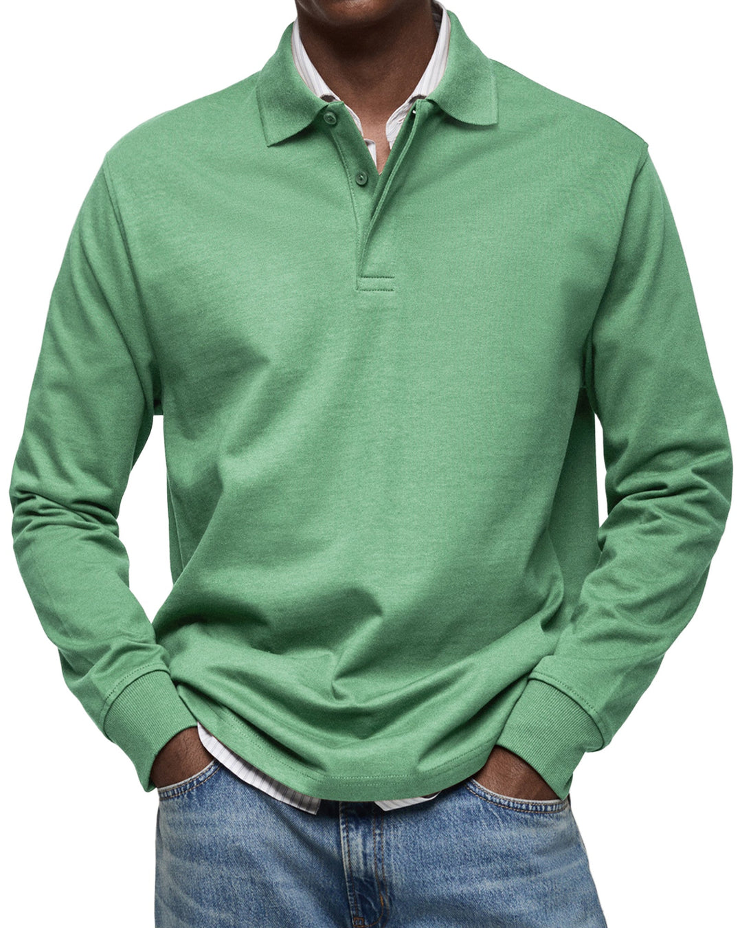 Langarm-Poloshirt in Grün, Frontansicht am Model, kombiniert mit gestreiftem Hemd und Jeans. 7