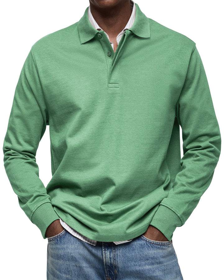 Langarm-Poloshirt in Grün, Frontansicht am Model, kombiniert mit gestreiftem Hemd und Jeans. 7
