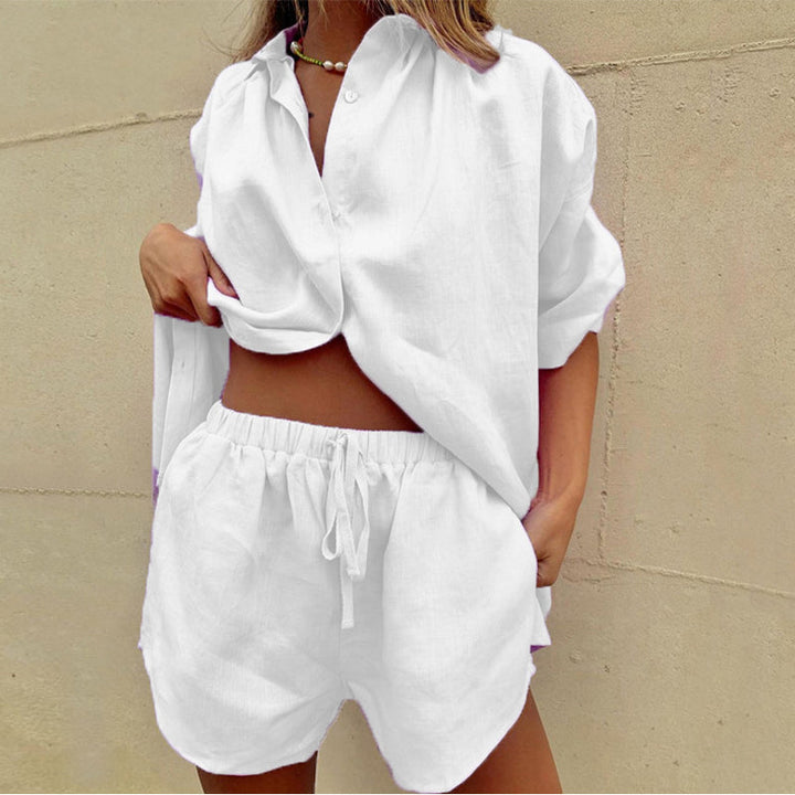 To-delt sommeroutfit med bluse og shorts – Liora