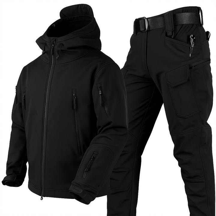 Schwarzes Set aus Kapuzenjacke mit Reißverschlusstaschen und Cargohose mit Gürtel, freigestellt vor weißem Hintergrund. 1