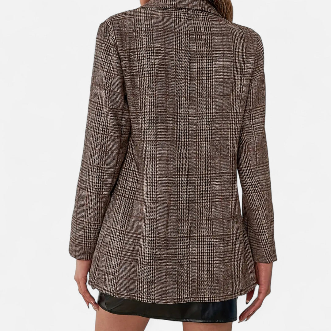 Nahe Rückansicht des karierten Blazers an einem Model mit schwarzem Lederrock, das Karomuster und die taillierte Form sind gut zu erkennen. 4