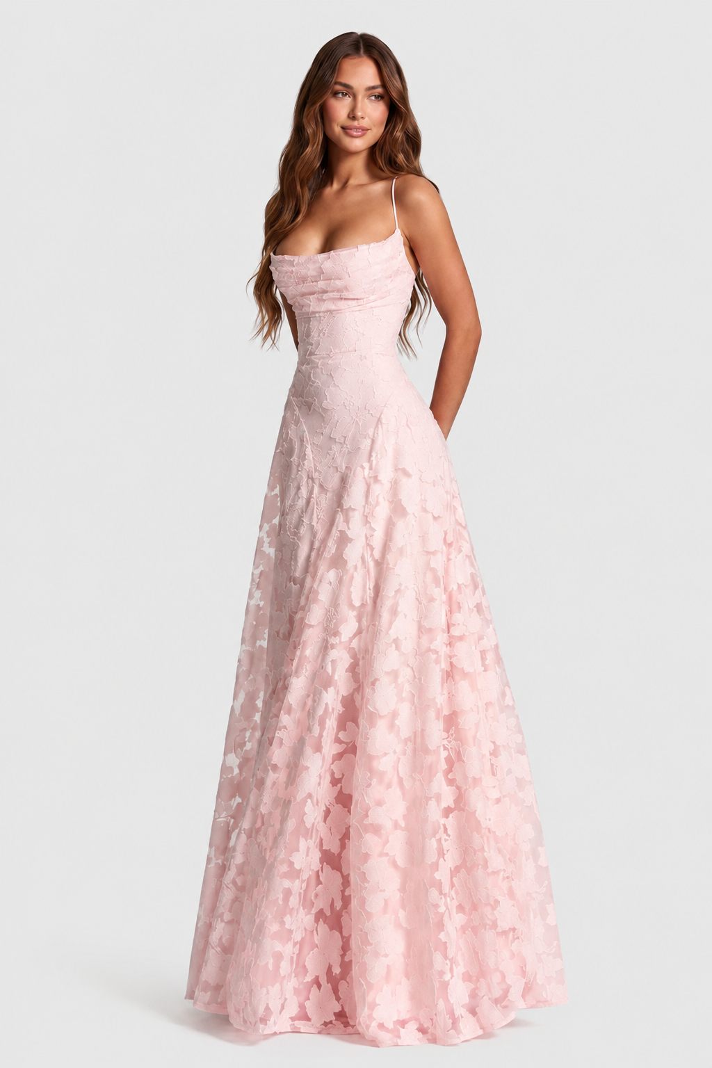 Rosafarbenes Blumenspitzenkleid mit drapiertem Ausschnitt, Frontansicht am Model mit leicht seitlichem Blick, weiter A-Linien-Rock. 18