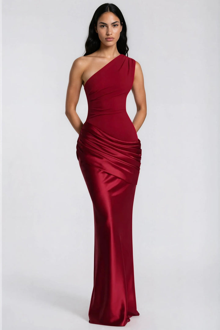 Weinrotes Maxikleid in Dreiviertelansicht, das die Raffung an der Hüfte und den engen, nach unten ausgestellten Satinrock zeigt. 37